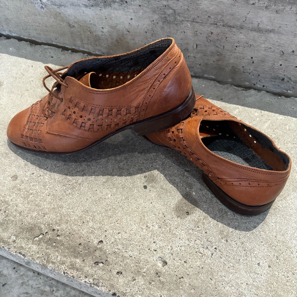 Brown vintage dress shoes in size 42 .. 9US